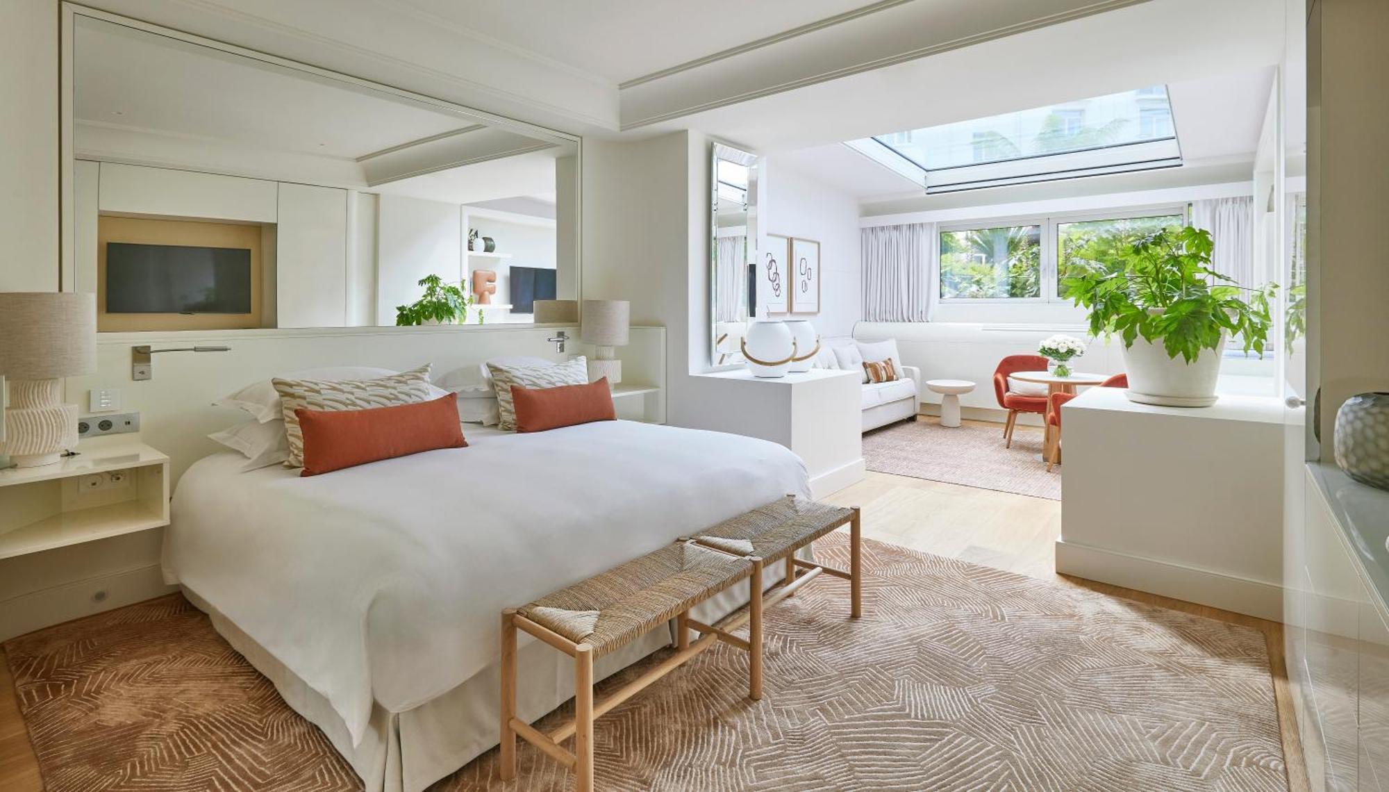 Hotel Martinez, In The Unbound Collection By Hyatt Cannes Luaran gambar A suite at The Ivy Hotel