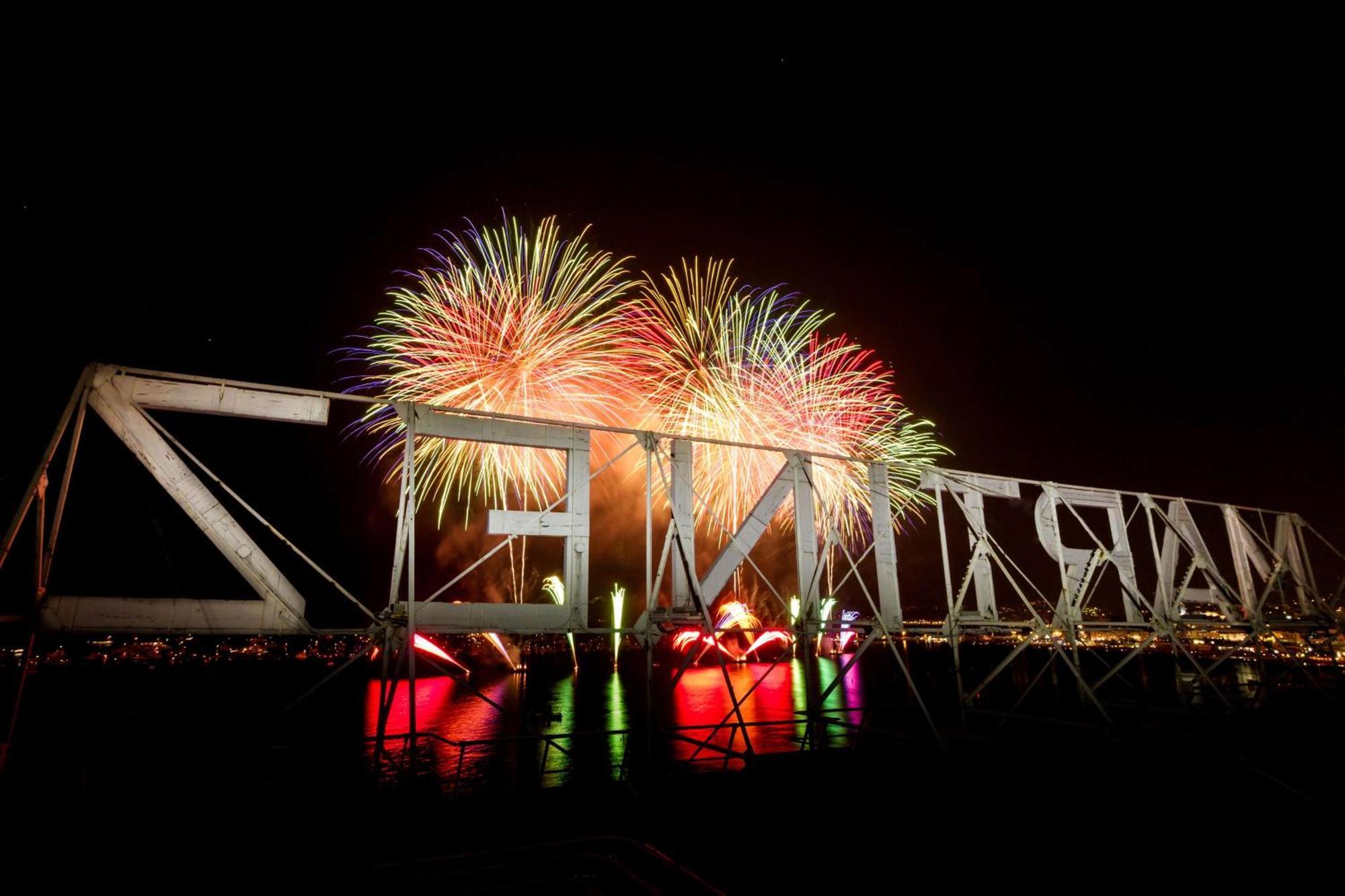 Hotel Martinez, In The Unbound Collection By Hyatt Cannes Luaran gambar Fireworks at the New Year's Eve celebrations
