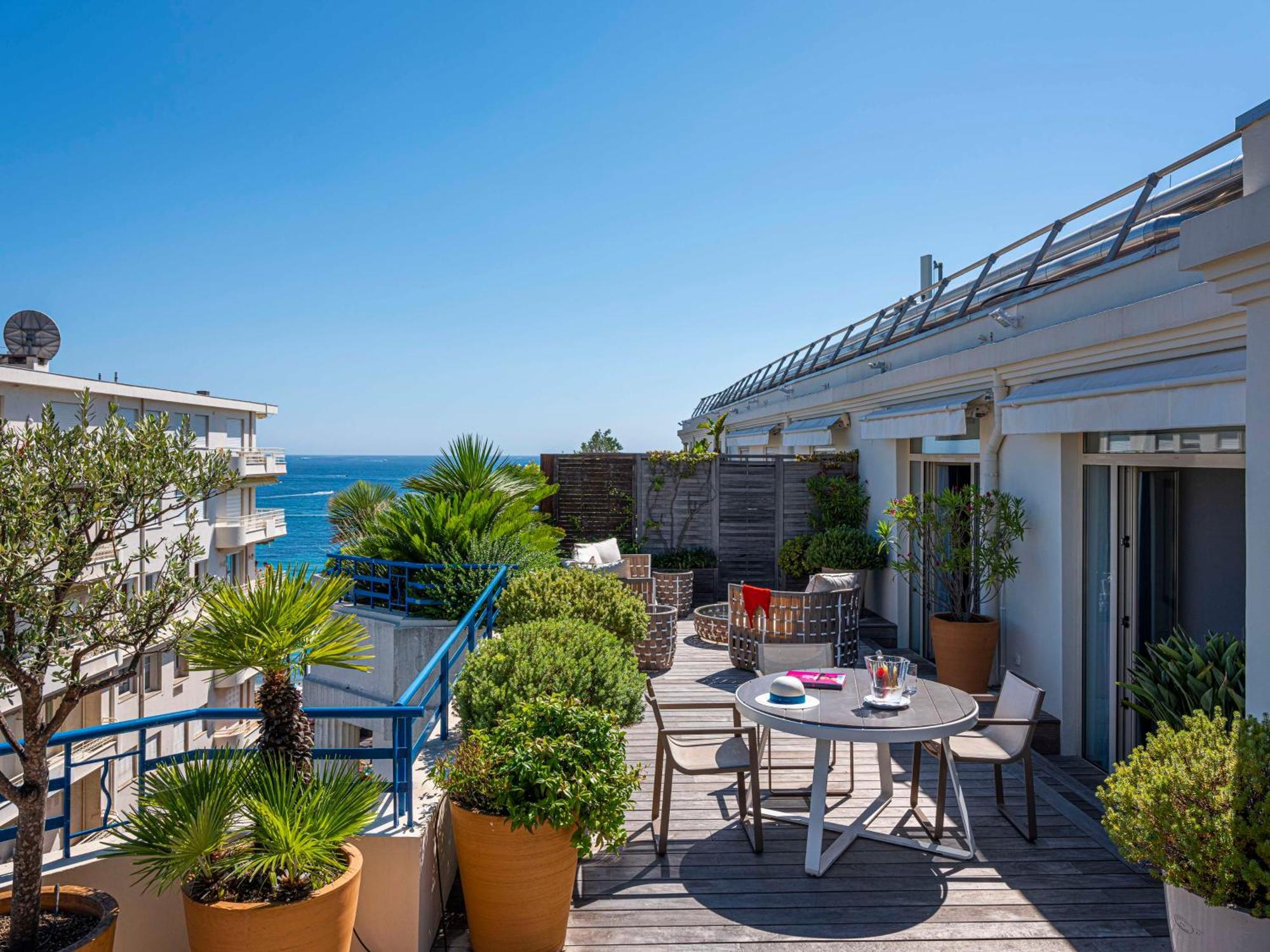 Hotel Martinez, In The Unbound Collection By Hyatt Cannes Luaran gambar A rooftop terrace in Nice, France