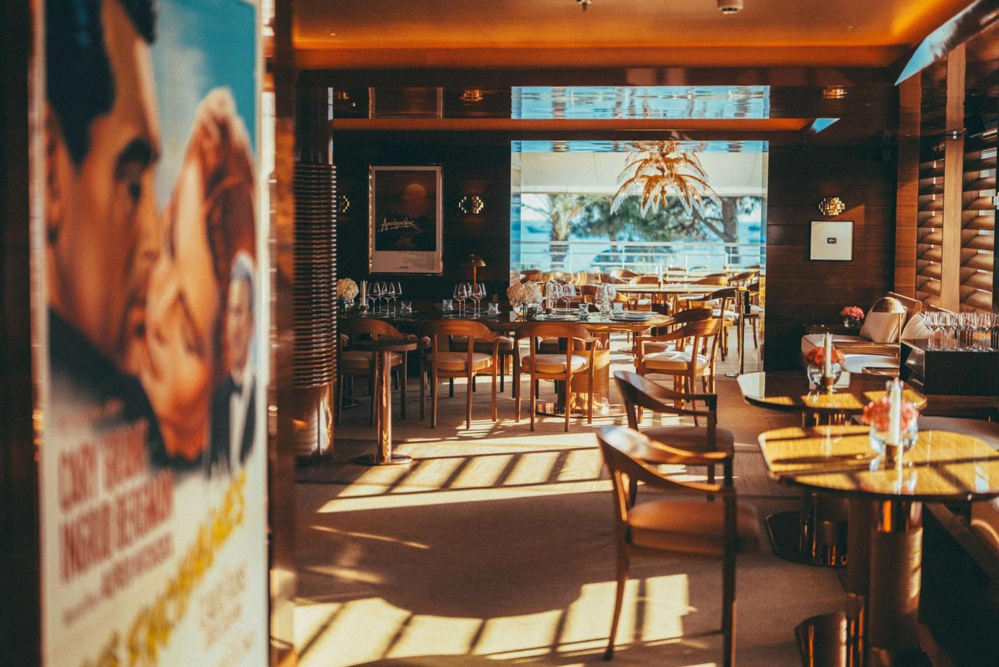 Hotel Martinez, In The Unbound Collection By Hyatt Cannes Luaran gambar The interior of a Starbucks in Hong Kong
